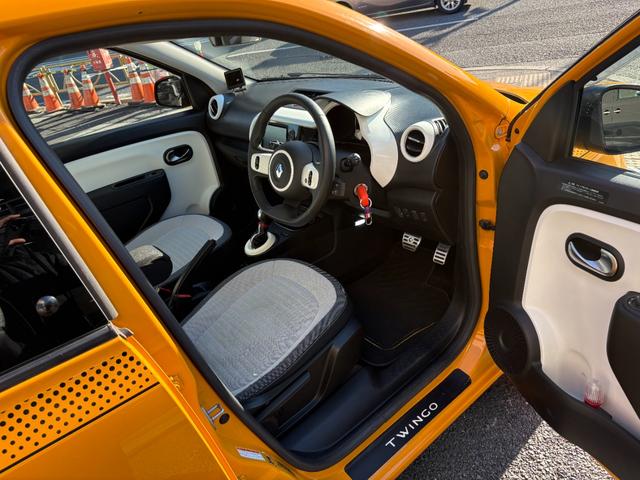 トゥインゴ ＥＤＣ　ワンオーナー　Ａｐｐｌｅ　ＣａｒＰｌａｙ＆Ａｎｄｒｏｉｄ　Ａｕｔｏ対応　ディスプレイオーディオ　バックカメラ　障害物ソナー　オートライト　スタッドレスタイヤあり　キーレス２個　取扱説明書　禁煙車（14枚目）