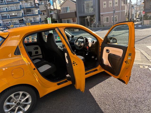 トゥインゴ ＥＤＣ　ワンオーナー　Ａｐｐｌｅ　ＣａｒＰｌａｙ＆Ａｎｄｒｏｉｄ　Ａｕｔｏ対応　ディスプレイオーディオ　バックカメラ　障害物ソナー　オートライト　スタッドレスタイヤあり　キーレス２個　取扱説明書　禁煙車（16枚目）