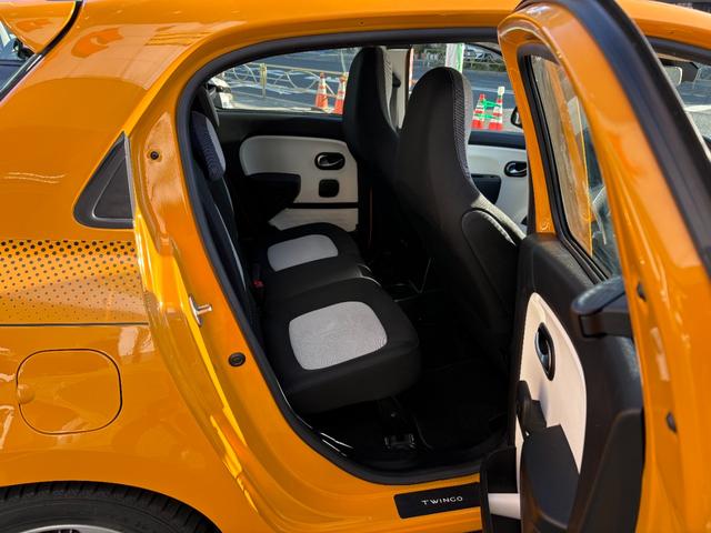 トゥインゴ ＥＤＣ　ワンオーナー　Ａｐｐｌｅ　ＣａｒＰｌａｙ＆Ａｎｄｒｏｉｄ　Ａｕｔｏ対応　ディスプレイオーディオ　バックカメラ　障害物ソナー　オートライト　スタッドレスタイヤあり　キーレス２個　取扱説明書　禁煙車（17枚目）