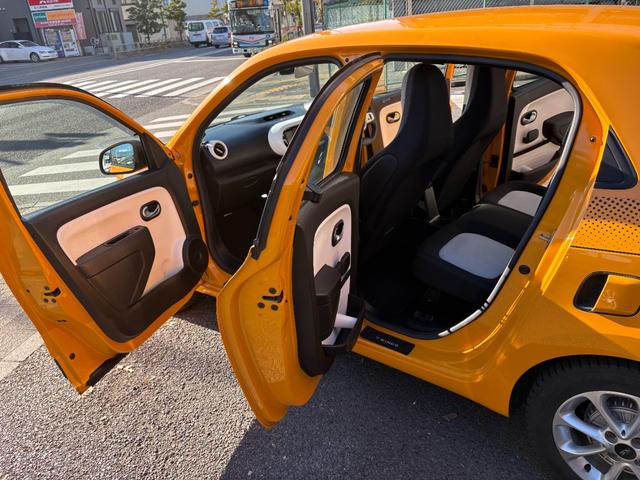 トゥインゴ ＥＤＣ　ワンオーナー　Ａｐｐｌｅ　ＣａｒＰｌａｙ＆Ａｎｄｒｏｉｄ　Ａｕｔｏ対応　ディスプレイオーディオ　バックカメラ　障害物ソナー　オートライト　スタッドレスタイヤあり　キーレス２個　取扱説明書　禁煙車（20枚目）