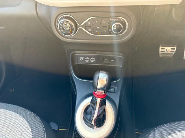 トゥインゴ ＥＤＣ　ワンオーナー　Ａｐｐｌｅ　ＣａｒＰｌａｙ＆Ａｎｄｒｏｉｄ　Ａｕｔｏ対応　ディスプレイオーディオ　バックカメラ　障害物ソナー　オートライト　スタッドレスタイヤあり　キーレス２個　取扱説明書　禁煙車（32枚目）