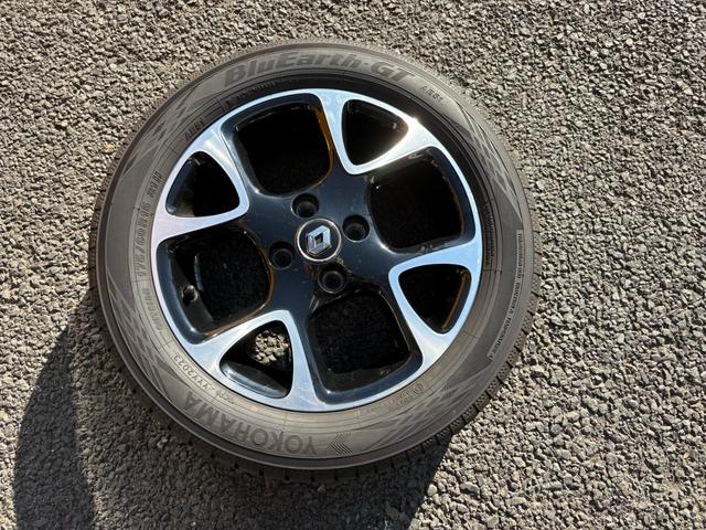 トゥインゴ ＥＤＣ　ワンオーナー　Ａｐｐｌｅ　ＣａｒＰｌａｙ＆Ａｎｄｒｏｉｄ　Ａｕｔｏ対応　ディスプレイオーディオ　バックカメラ　障害物ソナー　オートライト　スタッドレスタイヤあり　キーレス２個　取扱説明書　禁煙車（42枚目）