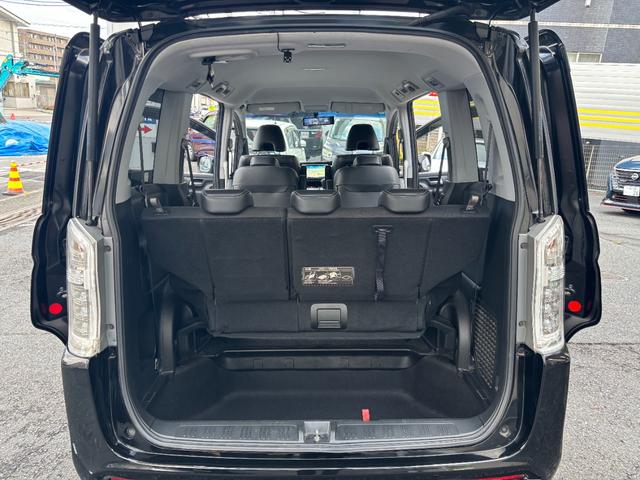 ステップワゴンスパーダ Ｚ　クールスピリット　禁煙車　純正９インチナビ　フルセグＴＶ　バックカメラ　両側パワースライドドア　ＥＴＣ　クルーズコントロール　パドルシフト　横滑り防止装置　スマートキー２個　オートライト　ＨＩＤ　フォグ　ＣＤ　ＤＶＤ（22枚目）