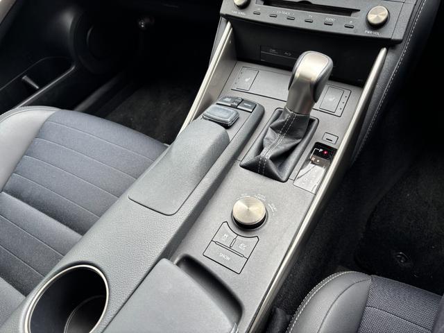 IS IS300h ワンオーナー 禁煙車 純正ナビ フルセグTV バックカメラ クリアランスソナー ETC2.0 プリクラッシュ レーダークルーズコントロール ブラインドスポットモニター 前席パワーシート&シートヒーター(39枚目)