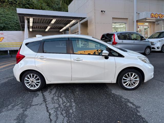 ノート Ｘ　ＤＩＧ－Ｓ　禁煙車　純正ナビ　ＴＶ　バックカメラ　エマージェンシーブレーキ　踏み間違い衝突防止アシスト　車線逸脱警報　ＥＴＣ　オートライト　プッシュスタート　インテリジェントキー２個　純正ドライブレコーダー（10枚目）