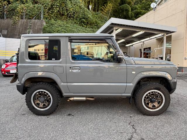 ジムニー ＸＣ　ＬＩＴＴＬＥ：Ｄ製フロントグリル　フジツボ製マフラー　ＷＯＲＫ製１６インチＡＷ　５速ＭＴ　デュアルセンサーブレーキサポート　　純正ナビ　バックカメラ　クルコン　前席シートヒーター　ＥＴＣ　ドラレコ（9枚目）