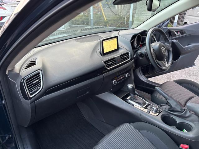 アクセラスポーツ ２０Ｓ　禁煙車　マツダコネクトナビ　フルセグＴＶ　バックカメラ　スマートシティブレーキサポート　ＥＴＣ　パドルシフト　プッシュスタート　スマートキー２個　オートライト　ＨＩＤ　ＣＤ　ＤＶＤ　Ｂｌｕｅｔｏｏｔｈ（18枚目）