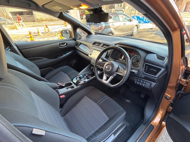 リーフ Ｇ　純正ＳＤナビ　アラウンドビューモニター　フルセグＴＶ　ＥＴＣ　シートヒーター　ハンドルヒーター　エマージェンシーブレーキ　踏み間違い衝突防止　クルコン　プロパイロット　プロパイロットパーキング（9枚目）