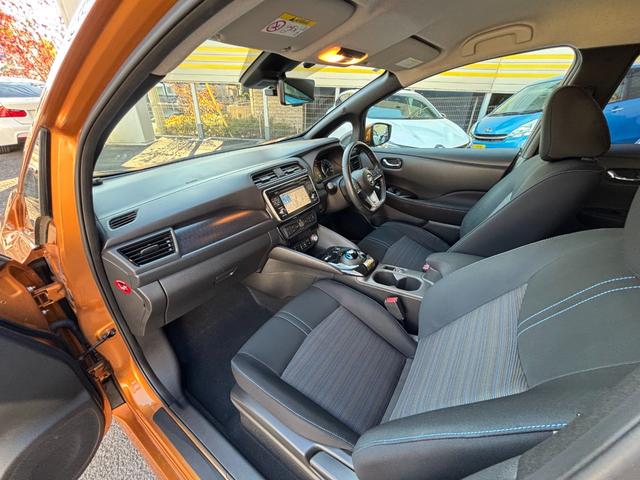 リーフ Ｇ　純正ＳＤナビ　アラウンドビューモニター　フルセグＴＶ　ＥＴＣ　シートヒーター　ハンドルヒーター　エマージェンシーブレーキ　踏み間違い衝突防止　クルコン　プロパイロット　プロパイロットパーキング（11枚目）