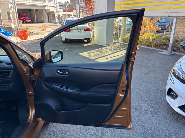 リーフ Ｇ　純正ＳＤナビ　アラウンドビューモニター　フルセグＴＶ　ＥＴＣ　シートヒーター　ハンドルヒーター　エマージェンシーブレーキ　踏み間違い衝突防止　クルコン　プロパイロット　プロパイロットパーキング（50枚目）