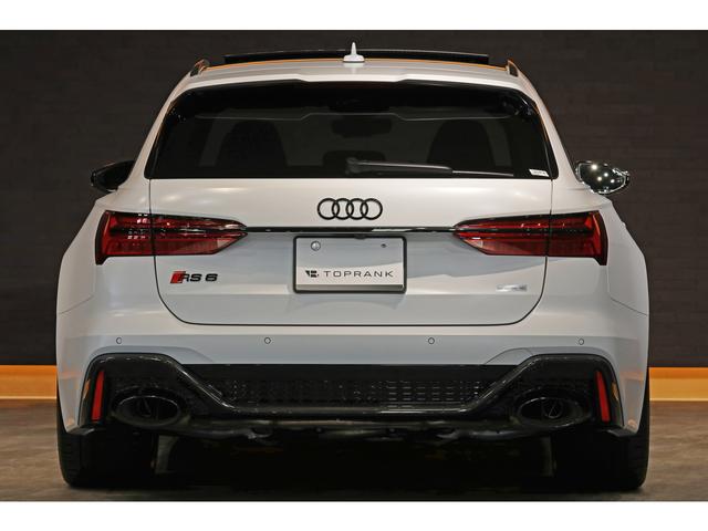 ＲＳ６アバント パフォーマンス ベースグレード　ｅｘｃｌｕｓｉｖｅカラー／グレイシアホワイトマット　カーボン／ブラックスタイリングＰＫＧ　パノラマＳＲ　ＲＳエキゾースト　ＯＰ２２ＡＷ　カーボントリム　黒革　シートクーラー　ＨＵＤ　サラウンドビュー（20枚目）