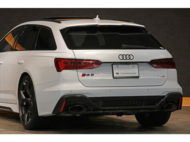 ＲＳ６アバント パフォーマンス ベースグレード　ｅｘｃｌｕｓｉｖｅカラー／グレイシアホワイトマット　カーボン／ブラックスタイリングＰＫＧ　パノラマＳＲ　ＲＳエキゾースト　ＯＰ２２ＡＷ　カーボントリム　黒革　シートクーラー　ＨＵＤ　サラウンドビュー（21枚目）