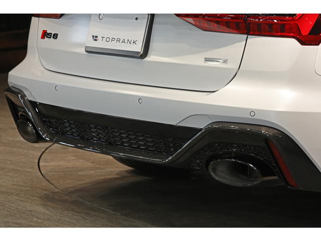ＲＳ６アバント パフォーマンス ベースグレード　ｅｘｃｌｕｓｉｖｅカラー／グレイシアホワイトマット　カーボン／ブラックスタイリングＰＫＧ　パノラマＳＲ　ＲＳエキゾースト　ＯＰ２２ＡＷ　カーボントリム　黒革　シートクーラー　ＨＵＤ　サラウンドビュー（31枚目）