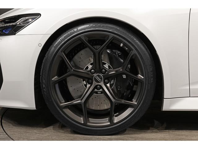 ＲＳ６アバント パフォーマンス ベースグレード　ｅｘｃｌｕｓｉｖｅカラー／グレイシアホワイトマット　カーボン／ブラックスタイリングＰＫＧ　パノラマＳＲ　ＲＳエキゾースト　ＯＰ２２ＡＷ　カーボントリム　黒革　シートクーラー　ＨＵＤ　サラウンドビュー（32枚目）