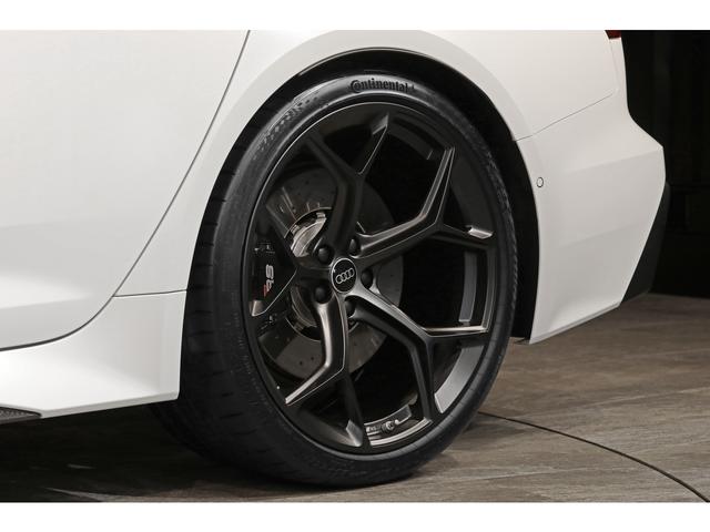ＲＳ６アバント パフォーマンス ベースグレード　ｅｘｃｌｕｓｉｖｅカラー／グレイシアホワイトマット　カーボン／ブラックスタイリングＰＫＧ　パノラマＳＲ　ＲＳエキゾースト　ＯＰ２２ＡＷ　カーボントリム　黒革　シートクーラー　ＨＵＤ　サラウンドビュー（33枚目）