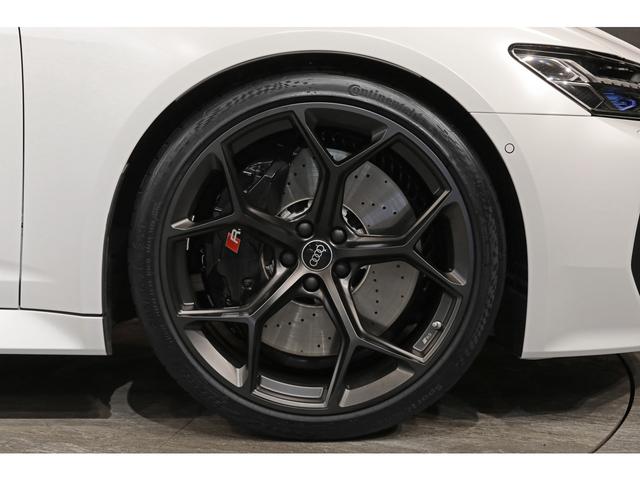 ＲＳ６アバント パフォーマンス ベースグレード　ｅｘｃｌｕｓｉｖｅカラー／グレイシアホワイトマット　カーボン／ブラックスタイリングＰＫＧ　パノラマＳＲ　ＲＳエキゾースト　ＯＰ２２ＡＷ　カーボントリム　黒革　シートクーラー　ＨＵＤ　サラウンドビュー（34枚目）