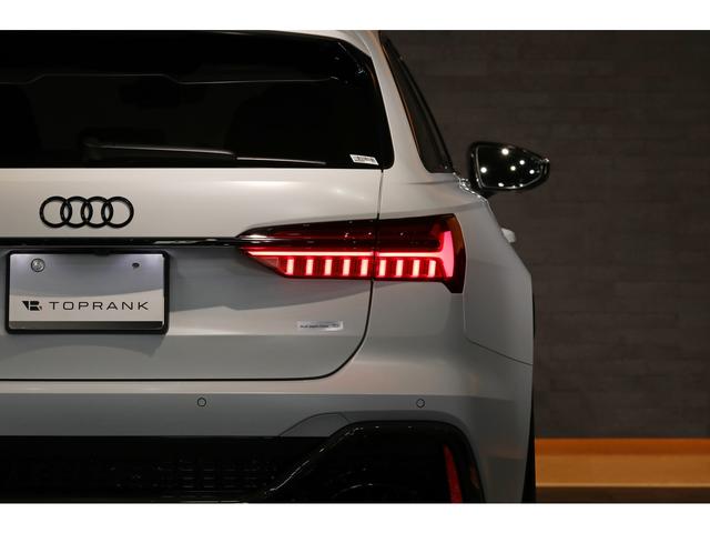 ＲＳ６アバント パフォーマンス ベースグレード　ｅｘｃｌｕｓｉｖｅカラー／グレイシアホワイトマット　カーボン／ブラックスタイリングＰＫＧ　パノラマＳＲ　ＲＳエキゾースト　ＯＰ２２ＡＷ　カーボントリム　黒革　シートクーラー　ＨＵＤ　サラウンドビュー（37枚目）