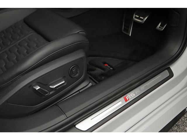 ＲＳ６アバント パフォーマンス ベースグレード　ｅｘｃｌｕｓｉｖｅカラー／グレイシアホワイトマット　カーボン／ブラックスタイリングＰＫＧ　パノラマＳＲ　ＲＳエキゾースト　ＯＰ２２ＡＷ　カーボントリム　黒革　シートクーラー　ＨＵＤ　サラウンドビュー（44枚目）