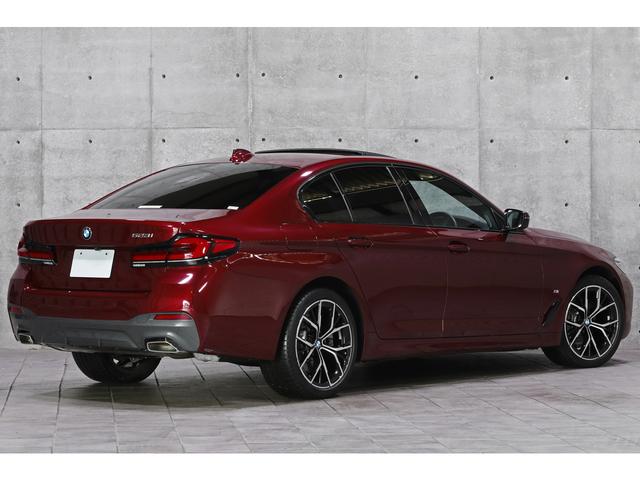 ５シリーズ ５２３ｉ　Ｍスポーツ　Ｉｎｄｉｖｉｄｕａｌカラー／アヴェンチュリンレッド　走行３０００ｋｍ　サンルーフ　ベージュナッパレザー　ハーマンカードン　アダプティブＬＥＤ　ＨＵＤ　ＢＭＷライブコックピット　１９ＡＷ　１オーナー（2枚目）
