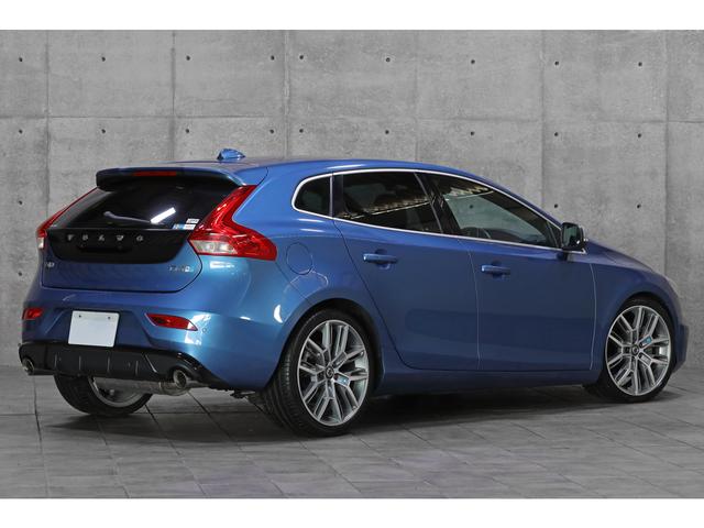 Ｖ４０ Ｄ４　Ｒデザイン　チューンド　バイ　ポールスター　特別仕様車　５０台限定　バースティングブルーＭ　黒革　シートヒーター　ｈａｒｍａｎ／ｋａｒｄｏｎ　パフォーマンスエキゾースト＆サスペンション　ＬＥＤヘッドライト　ナビ　専用１９ＡＷ　走行１４３００ｋｍ（2枚目）