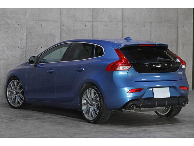 Ｖ４０ Ｄ４　Ｒデザイン　チューンド　バイ　ポールスター　特別仕様車　５０台限定　バースティングブルーＭ　黒革　シートヒーター　ｈａｒｍａｎ／ｋａｒｄｏｎ　パフォーマンスエキゾースト＆サスペンション　ＬＥＤヘッドライト　ナビ　専用１９ＡＷ　走行１４３００ｋｍ（16枚目）