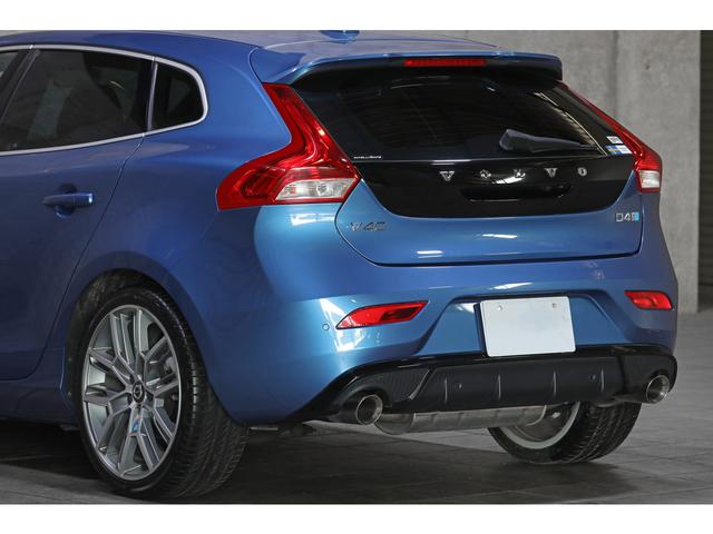Ｖ４０ Ｄ４　Ｒデザイン　チューンド　バイ　ポールスター　特別仕様車　５０台限定　バースティングブルーＭ　黒革　シートヒーター　ｈａｒｍａｎ／ｋａｒｄｏｎ　パフォーマンスエキゾースト＆サスペンション　ＬＥＤヘッドライト　ナビ　専用１９ＡＷ　走行１４３００ｋｍ（17枚目）
