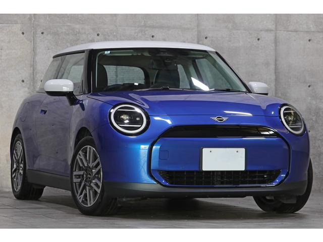 ＭＩＮＩ クーパーＥ　クラシック・トリム　ブレージングブルー／ホワイトルーフ　アダプティブＬＥＤ　１７インチＡＷ　ハーフレザースポーツシート／ヒーター付　ＭＩＮＩエクスペリエンスモード　ＨＵＤ　ＡＲナビゲーション　新車保証Ｒ９年９月（17枚目）