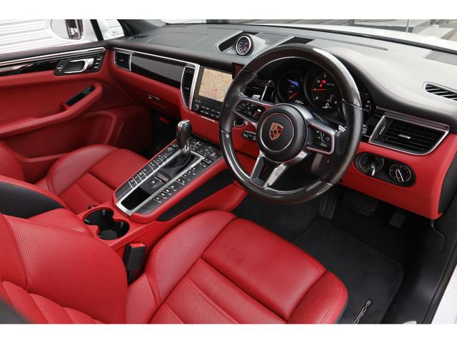 マカン マカンＧＴＳ　パノラマＳＲ　ＧＴＳレザーインテリアＰＫＧ　赤×黒レザーシート　シートヒーター／ベンチレーター　１８ｗａｙパワーシート　カーボンステア　サラウンドビュー　２０インチＡＷ　走行２１０００ｋｍ　１オーナー（3枚目）