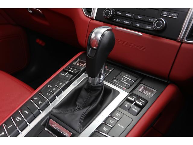マカン マカンＧＴＳ　パノラマＳＲ　ＧＴＳレザーインテリアＰＫＧ　赤×黒レザーシート　シートヒーター／ベンチレーター　１８ｗａｙパワーシート　カーボンステア　サラウンドビュー　２０インチＡＷ　走行２１０００ｋｍ　１オーナー（12枚目）