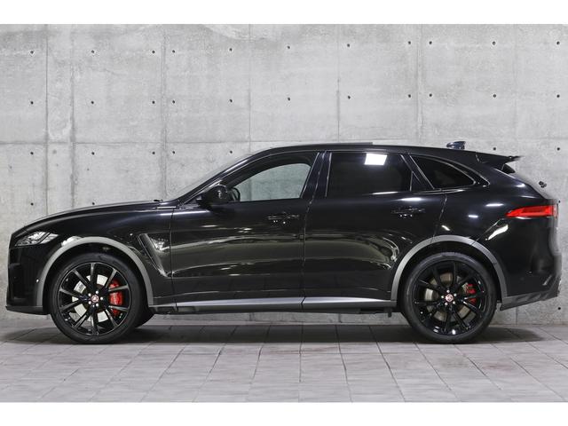 Ｆペイス ＳＶＲ　２０２０年モデル　パノラマサンルーフ　ＯＰ２２インチＡＷ　アクティブエキゾースト　赤黒レザーパフォーマンスシート　シートクーラー　ＭＥＲＩＤＩＡＮ　ナビ　ＴＶ　３６０度カメラ　ＡＣＣ　車検Ｒ８年１２月（7枚目）