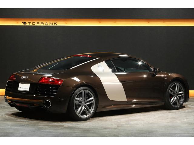 Ｒ８ ５．２ＦＳＩクワトロ　後期モデル　左ハンドル　自然吸気Ｖ１０エンジン　希少カラー／ティークブラウン　ベージュレザー　カーボントリム　カーボンステアリング　カーボンエンジンベイ　アポロシルバーサイドブレード　１９ＡＷ　ナビ（2枚目）