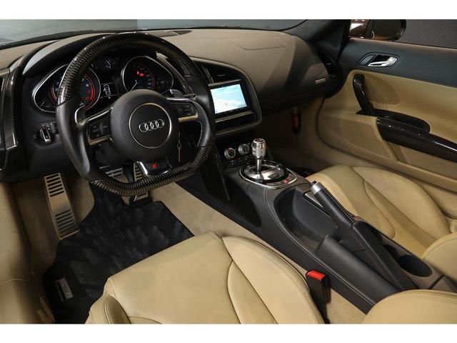 Ｒ８ ５．２ＦＳＩクワトロ　後期モデル　左ハンドル　自然吸気Ｖ１０エンジン　希少カラー／ティークブラウン　ベージュレザー　カーボントリム　カーボンステアリング　カーボンエンジンベイ　アポロシルバーサイドブレード　１９ＡＷ　ナビ（9枚目）