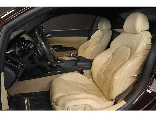Ｒ８ ５．２ＦＳＩクワトロ　後期モデル　左ハンドル　自然吸気Ｖ１０エンジン　希少カラー／ティークブラウン　ベージュレザー　カーボントリム　カーボンステアリング　カーボンエンジンベイ　アポロシルバーサイドブレード　１９ＡＷ　ナビ（12枚目）