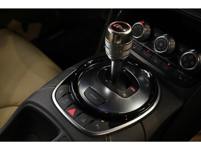 Ｒ８ ５．２ＦＳＩクワトロ　後期モデル　左ハンドル　自然吸気Ｖ１０エンジン　希少カラー／ティークブラウン　ベージュレザー　カーボントリム　カーボンステアリング　カーボンエンジンベイ　アポロシルバーサイドブレード　１９ＡＷ　ナビ（13枚目）