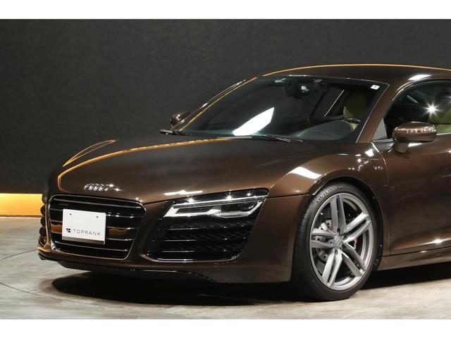 Ｒ８ ５．２ＦＳＩクワトロ　後期モデル　左ハンドル　自然吸気Ｖ１０エンジン　希少カラー／ティークブラウン　ベージュレザー　カーボントリム　カーボンステアリング　カーボンエンジンベイ　アポロシルバーサイドブレード　１９ＡＷ　ナビ（15枚目）
