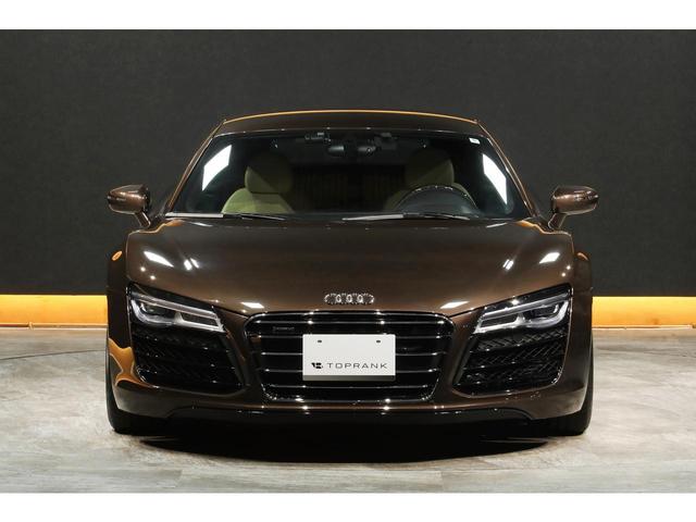 Ｒ８ ５．２ＦＳＩクワトロ　後期モデル　左ハンドル　自然吸気Ｖ１０エンジン　希少カラー／ティークブラウン　ベージュレザー　カーボントリム　カーボンステアリング　カーボンエンジンベイ　アポロシルバーサイドブレード　１９ＡＷ　ナビ（17枚目）
