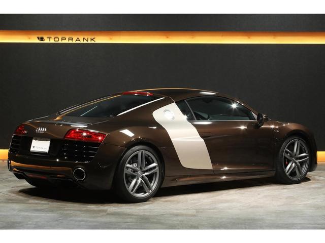 Ｒ８ ５．２ＦＳＩクワトロ　後期モデル　左ハンドル　自然吸気Ｖ１０エンジン　希少カラー／ティークブラウン　ベージュレザー　カーボントリム　カーボンステアリング　カーボンエンジンベイ　アポロシルバーサイドブレード　１９ＡＷ　ナビ（22枚目）