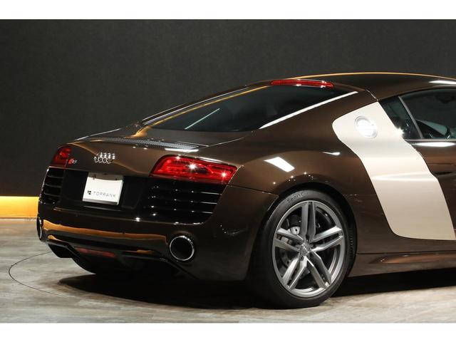 Ｒ８ ５．２ＦＳＩクワトロ　後期モデル　左ハンドル　自然吸気Ｖ１０エンジン　希少カラー／ティークブラウン　ベージュレザー　カーボントリム　カーボンステアリング　カーボンエンジンベイ　アポロシルバーサイドブレード　１９ＡＷ　ナビ（23枚目）