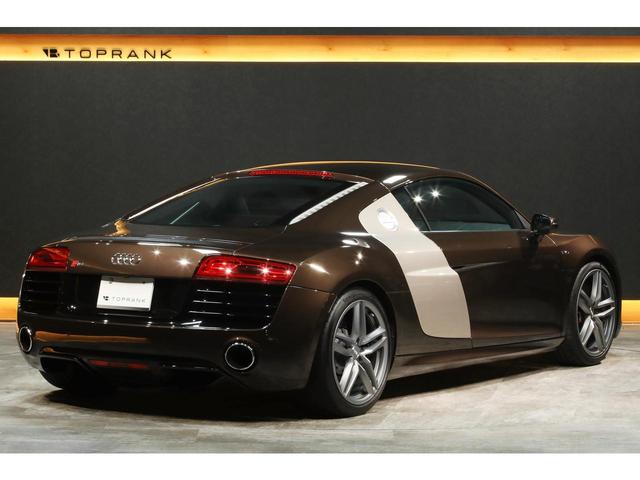 Ｒ８ ５．２ＦＳＩクワトロ　後期モデル　左ハンドル　自然吸気Ｖ１０エンジン　希少カラー／ティークブラウン　ベージュレザー　カーボントリム　カーボンステアリング　カーボンエンジンベイ　アポロシルバーサイドブレード　１９ＡＷ　ナビ（24枚目）