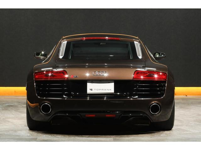 Ｒ８ ５．２ＦＳＩクワトロ　後期モデル　左ハンドル　自然吸気Ｖ１０エンジン　希少カラー／ティークブラウン　ベージュレザー　カーボントリム　カーボンステアリング　カーボンエンジンベイ　アポロシルバーサイドブレード　１９ＡＷ　ナビ（25枚目）