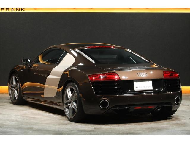 Ｒ８ ５．２ＦＳＩクワトロ　後期モデル　左ハンドル　自然吸気Ｖ１０エンジン　希少カラー／ティークブラウン　ベージュレザー　カーボントリム　カーボンステアリング　カーボンエンジンベイ　アポロシルバーサイドブレード　１９ＡＷ　ナビ（26枚目）
