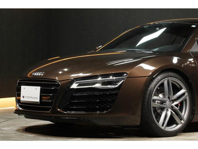 Ｒ８ ５．２ＦＳＩクワトロ　後期モデル　左ハンドル　自然吸気Ｖ１０エンジン　希少カラー／ティークブラウン　ベージュレザー　カーボントリム　カーボンステアリング　カーボンエンジンベイ　アポロシルバーサイドブレード　１９ＡＷ　ナビ（30枚目）