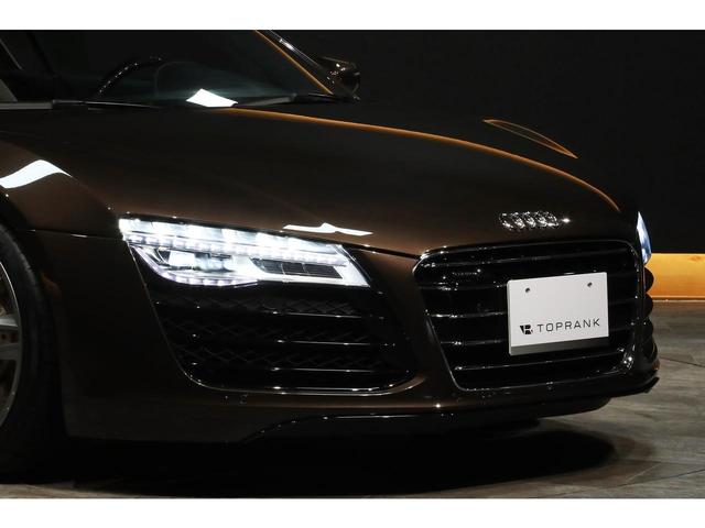 Ｒ８ ５．２ＦＳＩクワトロ　後期モデル　左ハンドル　自然吸気Ｖ１０エンジン　希少カラー／ティークブラウン　ベージュレザー　カーボントリム　カーボンステアリング　カーボンエンジンベイ　アポロシルバーサイドブレード　１９ＡＷ　ナビ（31枚目）