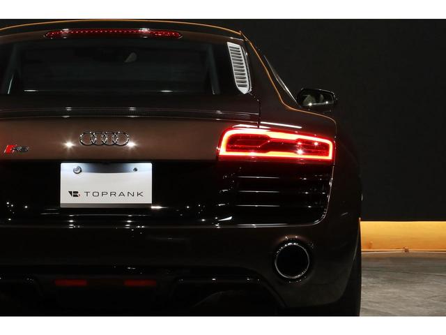 Ｒ８ ５．２ＦＳＩクワトロ　後期モデル　左ハンドル　自然吸気Ｖ１０エンジン　希少カラー／ティークブラウン　ベージュレザー　カーボントリム　カーボンステアリング　カーボンエンジンベイ　アポロシルバーサイドブレード　１９ＡＷ　ナビ（33枚目）