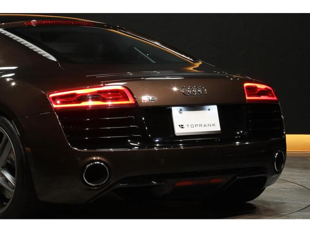 Ｒ８ ５．２ＦＳＩクワトロ　後期モデル　左ハンドル　自然吸気Ｖ１０エンジン　希少カラー／ティークブラウン　ベージュレザー　カーボントリム　カーボンステアリング　カーボンエンジンベイ　アポロシルバーサイドブレード　１９ＡＷ　ナビ（34枚目）