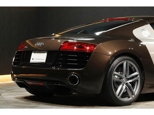 Ｒ８ ５．２ＦＳＩクワトロ　後期モデル　左ハンドル　自然吸気Ｖ１０エンジン　希少カラー／ティークブラウン　ベージュレザー　カーボントリム　カーボンステアリング　カーボンエンジンベイ　アポロシルバーサイドブレード　１９ＡＷ　ナビ（35枚目）