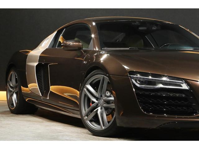 Ｒ８ ５．２ＦＳＩクワトロ　後期モデル　左ハンドル　自然吸気Ｖ１０エンジン　希少カラー／ティークブラウン　ベージュレザー　カーボントリム　カーボンステアリング　カーボンエンジンベイ　アポロシルバーサイドブレード　１９ＡＷ　ナビ（36枚目）