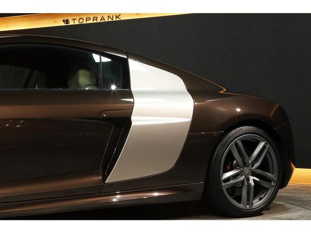 Ｒ８ ５．２ＦＳＩクワトロ　後期モデル　左ハンドル　自然吸気Ｖ１０エンジン　希少カラー／ティークブラウン　ベージュレザー　カーボントリム　カーボンステアリング　カーボンエンジンベイ　アポロシルバーサイドブレード　１９ＡＷ　ナビ（41枚目）