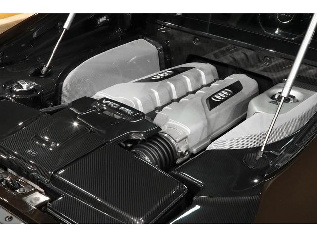 Ｒ８ ５．２ＦＳＩクワトロ　後期モデル　左ハンドル　自然吸気Ｖ１０エンジン　希少カラー／ティークブラウン　ベージュレザー　カーボントリム　カーボンステアリング　カーボンエンジンベイ　アポロシルバーサイドブレード　１９ＡＷ　ナビ（44枚目）