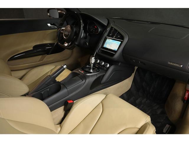 Ｒ８ ５．２ＦＳＩクワトロ　後期モデル　左ハンドル　自然吸気Ｖ１０エンジン　希少カラー／ティークブラウン　ベージュレザー　カーボントリム　カーボンステアリング　カーボンエンジンベイ　アポロシルバーサイドブレード　１９ＡＷ　ナビ（46枚目）